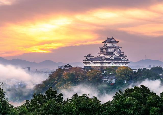 Le Héron blanc, c’est le surnom du magnifique château de Himeji, dans la préfecture de Hyogo, au Japon. 