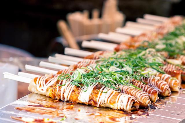 Goûter à la cuisine de rue japonaise au marché de Nishiki 