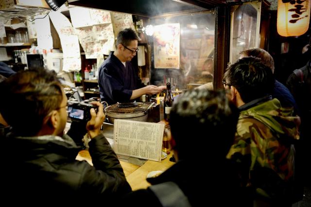 Personnes mangeant dans un Izakaya