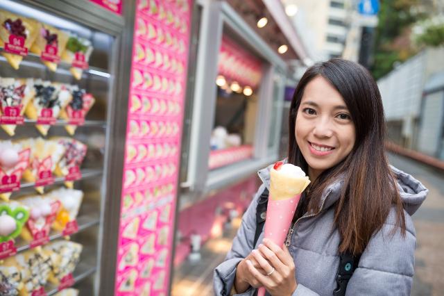 Femme mangeant une crêpe