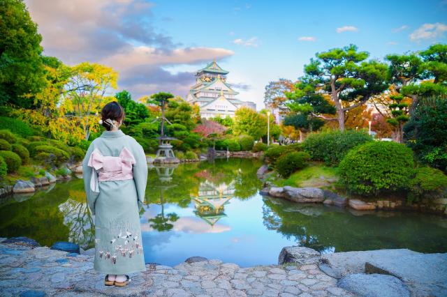 Femme en kimono avec le château d'Osaka