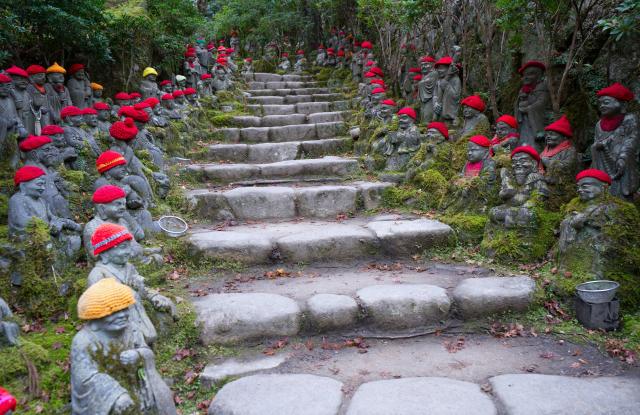 Escaliers dans un jardin avec de nombreuses statues de Bouddha situé à côté du temple Daishoin 