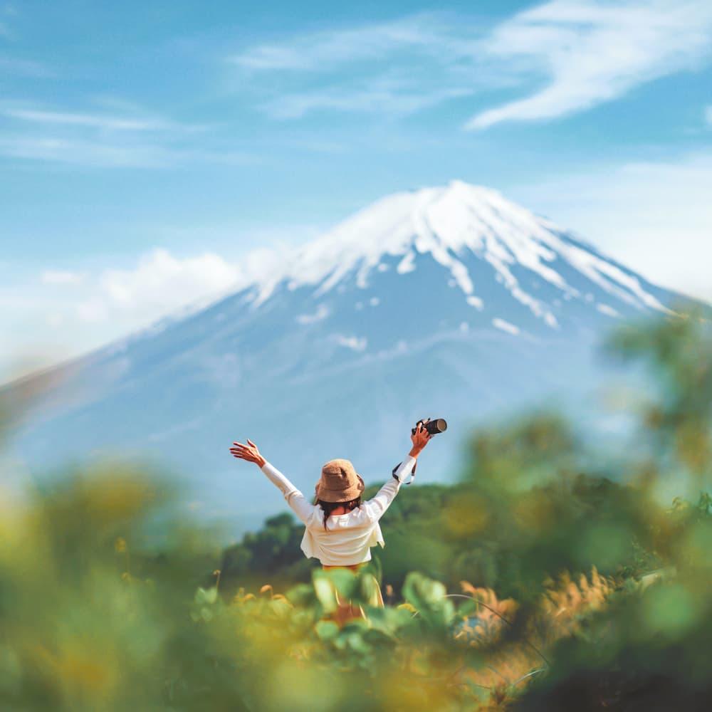 Femme devant le lac Kawaguchi, Mt Fuji, Japon