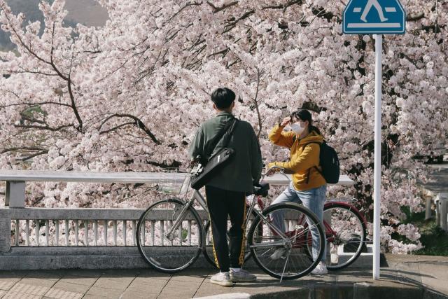 Couple à vélo à Kyoto