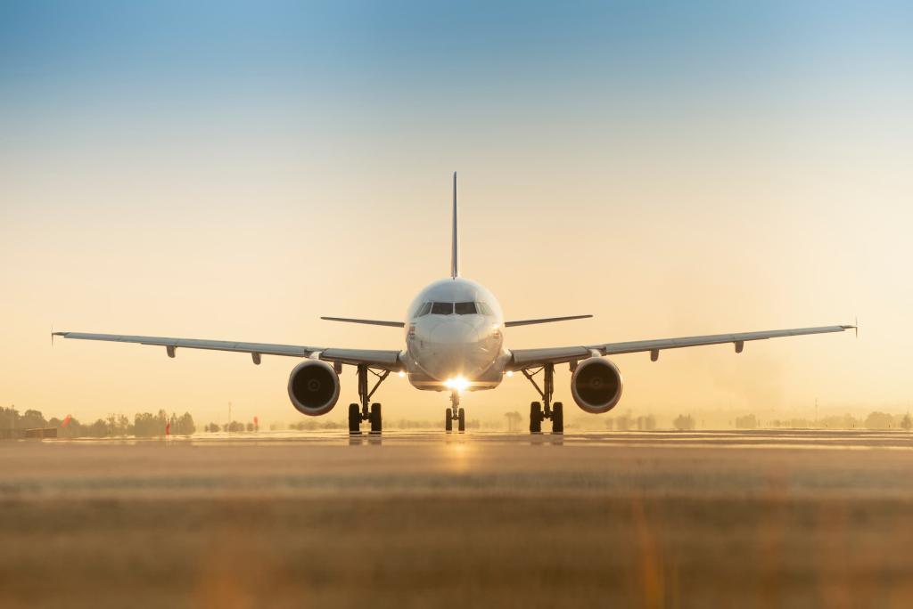 Vue d'un avion au coucher du soleil sur la piste d'un aéroport japonais dans un ciel spectaculaire
