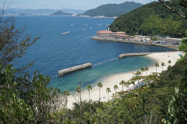 Vue du bord de mer de Karuga depuis la ville de Kure