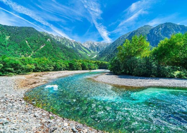 Beau paysage de Kamikōchi avec la rivière Azusa et les montagnes Hotaka à Nagano, Japon