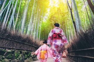 Une mère et sa fille dans la bambouseraie d'Arashiyama