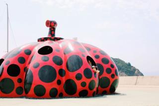 Enfants jouant sur l'île de Naoshima