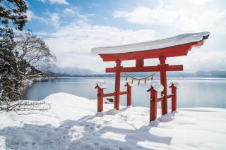 Torii sous la neige au lac Tazawa 