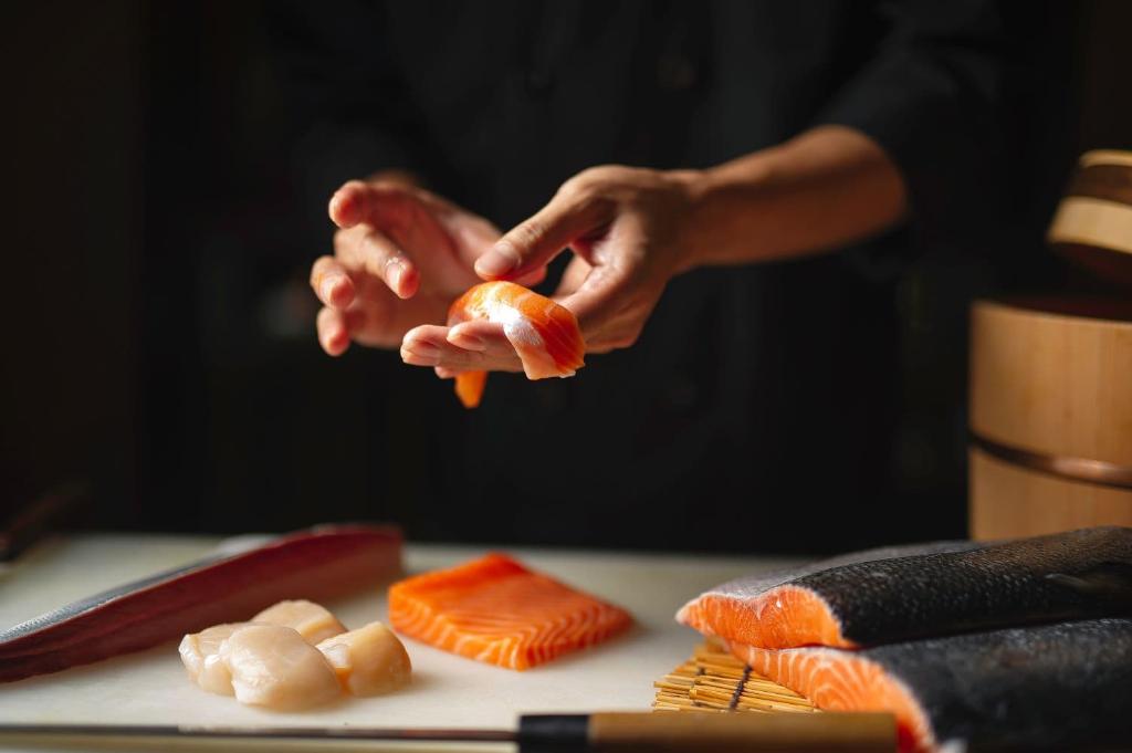Chef préparant des sushis