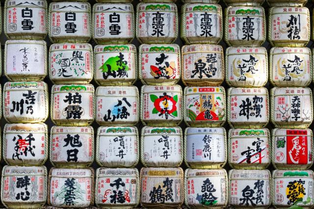 Tonneaux de saké au sanctuaire Meiji Jingu, Tokyo