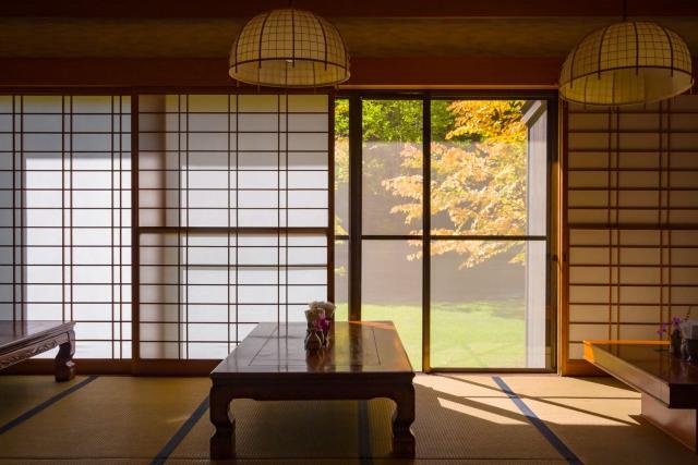 Chambre traditionnelle de ryokan avec tatami