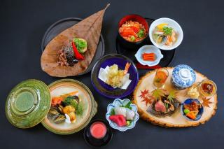 Dîner kaiseki de saison dans un ryokan