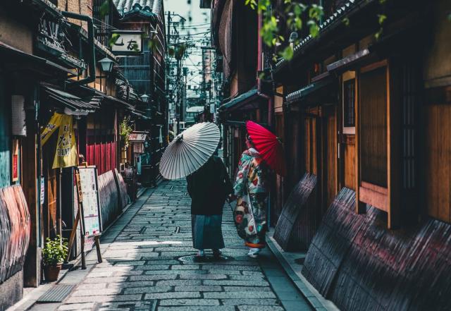Couple dans les rues historiques de Kyoto