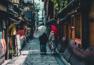 Couple dans les rues historiques de Kyoto