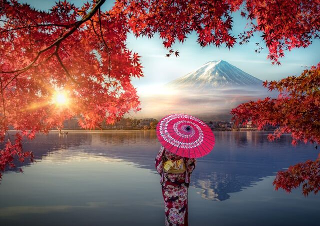 Femme en kimono devant le mont Fuji en automne, Japan
