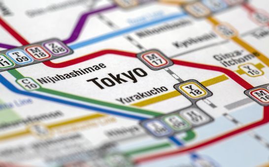 Carte du système de métro de Tokyo montrant les lignes de train et les stations