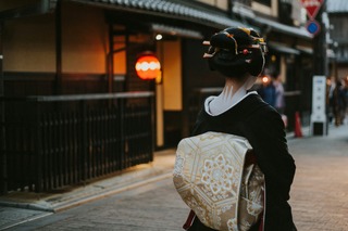 Une geiko dans les rues de Kyoto