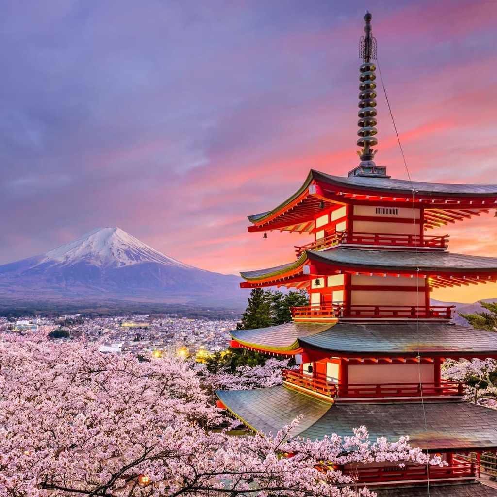 Temple de Kiyomizu-dera à Kyoto avec vue sur le mont Fuji au coucher du soleil