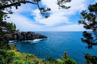 Côte de la péninsule d’Izu près d’Izu-Kogen 