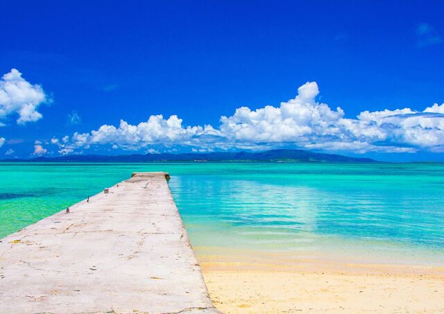 Ponton donnant dans des eaux cristallines d’une plage d’Okinawa