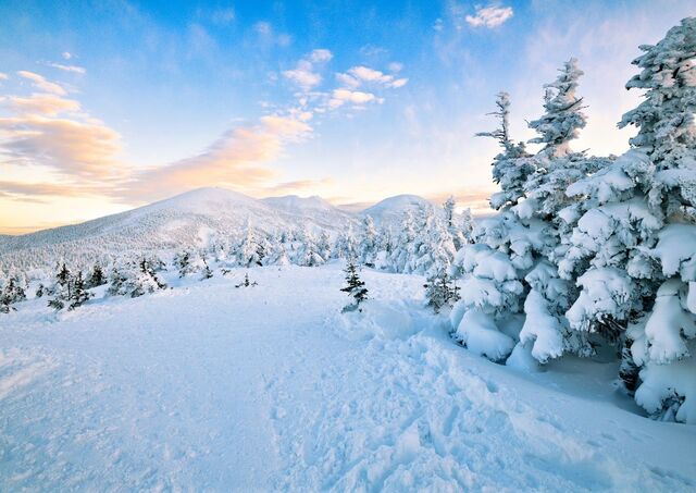 Coucher de soleil sur les sommets des montagnes d’Aomori, Japon