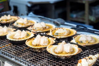 Coquilles Saint-Jacques grillées au marché d'Hakodate