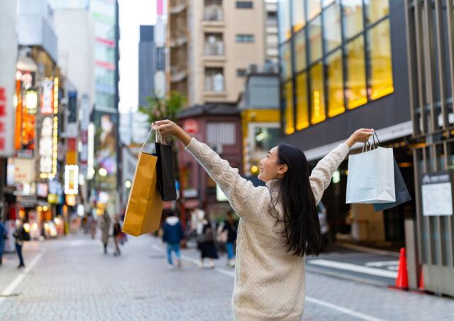 Jeune femme en train de faire du shopping à Tokyo, Japon