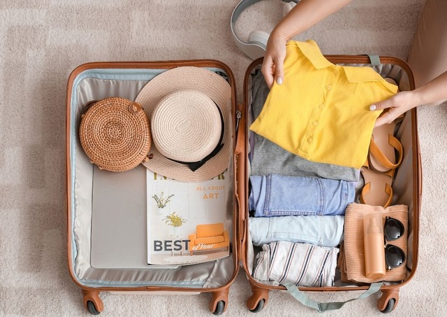 Femme préparant sa valise pour son voyage au Japon