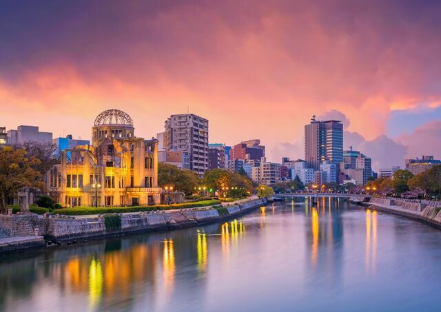 Le dôme de la bombe atomique au coucher du soleil dans le centre-ville d’Hiroshima, Japon