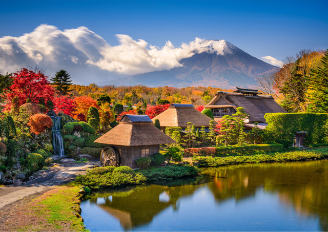 Village d'Oshino Hakkai avec le mont Fuji en automne