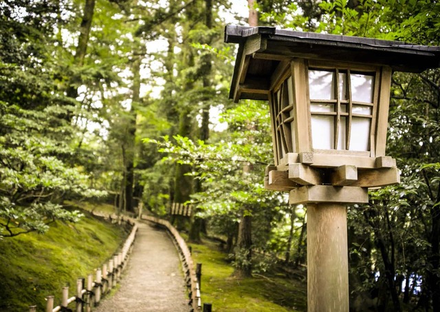 Promenade dans les allées du parc Gyokusen Inmaru