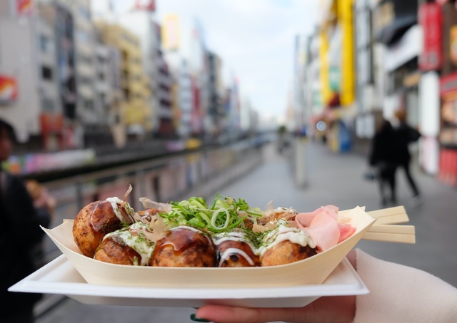 Les takoyaki, nourriture de rue traditionnelle d'Osaka
