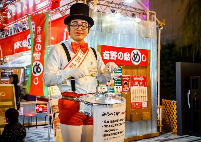 Artiste se produisant dans la rue Dotonbori, Osaka