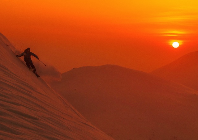 Ski à Niseko au coucher du soleil