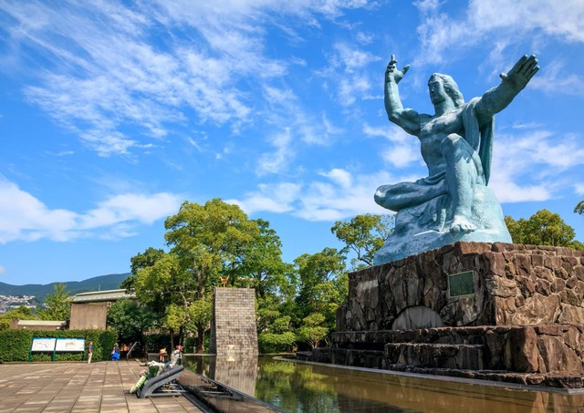 Statue de la paix dans le parc de la paix de Nagasaki, Nagasaki