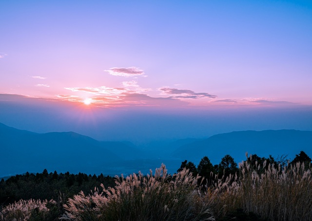 Coucher de soleil sur le cratère extérieur du mont Aso