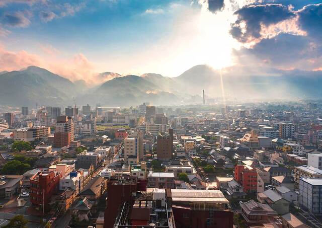 La ville de Beppu au coucher du soleil