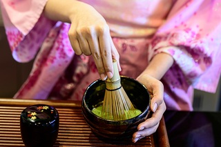 Femme en kimono préparant du thé vert japonais