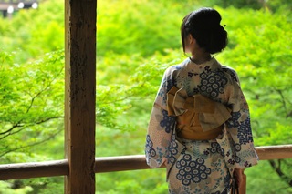 Femme en kimono dans un jardin japonais