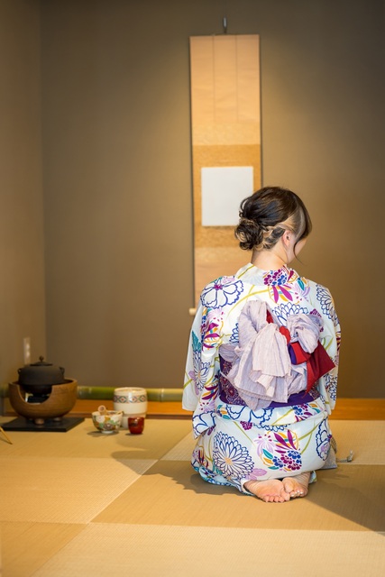 Jeune fille en yukata dans une pièce dédiée à la cérémonie du thé