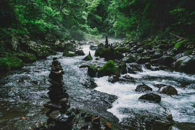 Cairns dans le lit de la rivière Amanoyasukawara, Miyazaki
