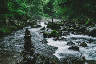 Cairns dans le lit de la rivière Amanoyasukawara, Miyazaki