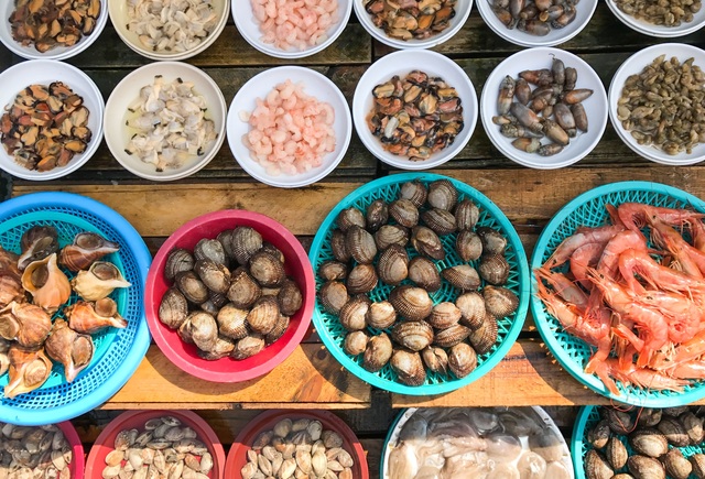 Sushi frais au marché aux poissons Tsukiji, Tokyo