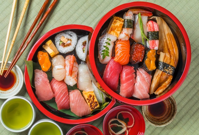 Sushi frais du marché aux poissons de Tokyo