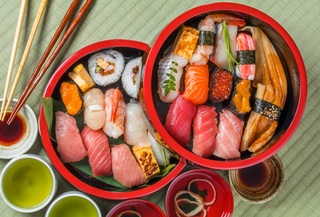 Sushi frais du marché aux poissons de Tokyo