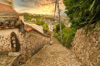 Coucher de soleil depuis une rue pavée de Shurikinjo à Naha, Okinawa
