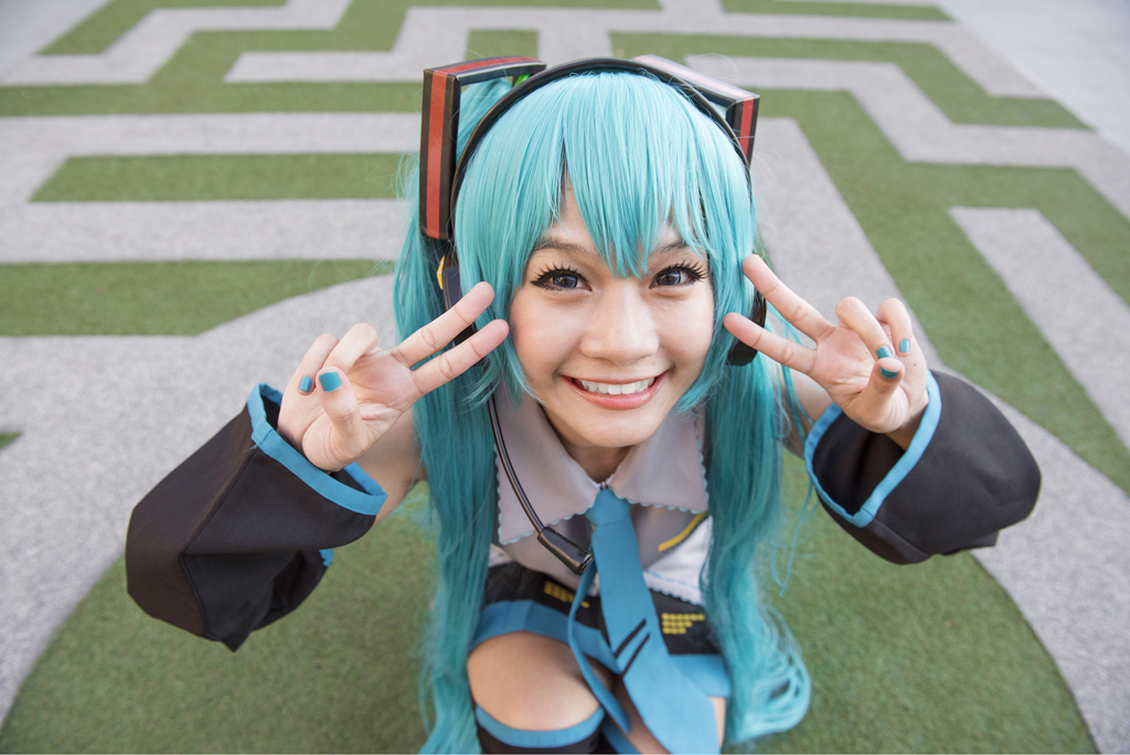 Jeune femme habillée en personnage d'anime