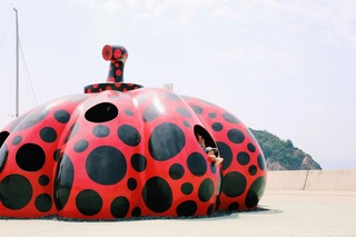 Enfants jouant sur l'île de Naoshima